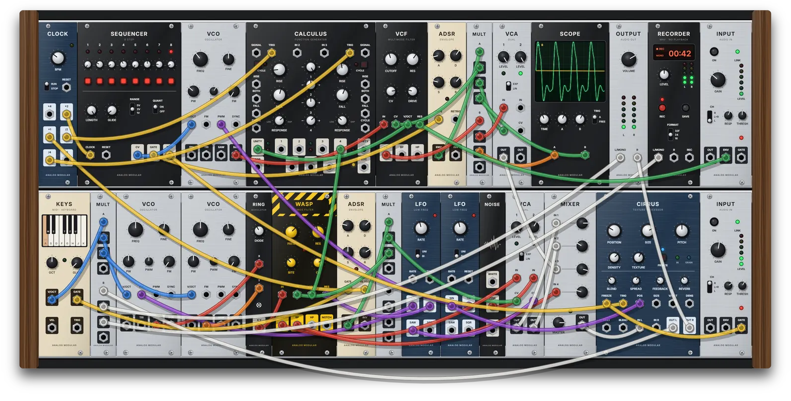 Voll verkabeltes virtuelles Eurorack in zwei Reihen – Oszillatoren, Filter, Hüllkurven, Funktionsgenerator, Sequencer, Granularprozessor, Oszilloskop und Audio-Eingänge mit farbigen Patchkabeln